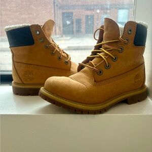 Timberland Fur-Lined Waterproof Boots – Classic Wheat (Women’s Size 6)